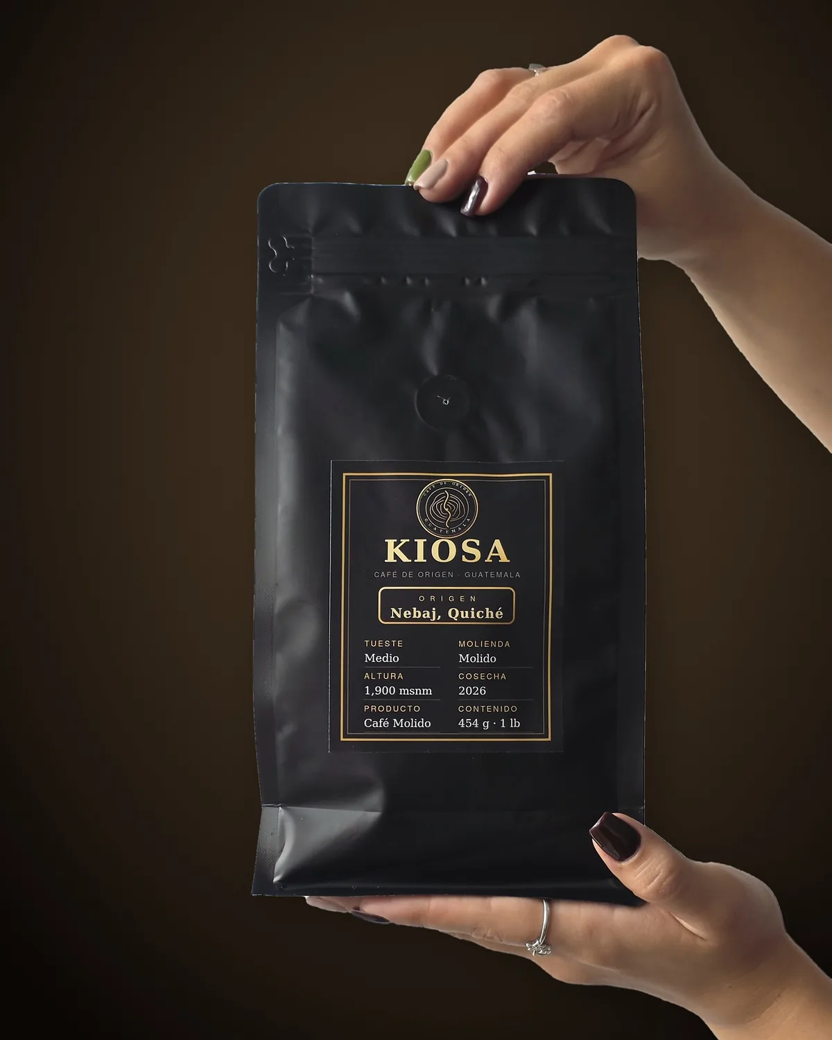 Bolsa de café KIOSA de Nebaj, Quiché, sostenida en la mano